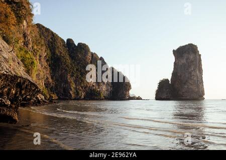 Luxuriöser Pai Plong Strand in der Nähe von Ao Nang, Thailand Stockfoto