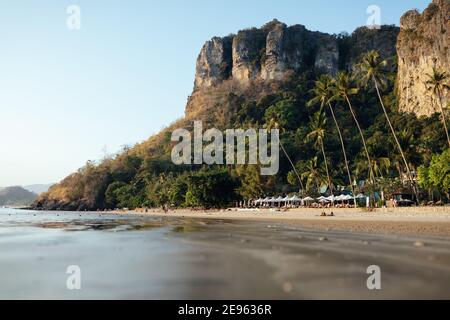 Luxuriöser Pai Plong Strand in der Nähe von Ao Nang, Thailand Stockfoto