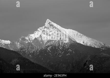 Erstaunliche Berglandschaft Krivan Gipfel (2494m) Symbol der Slowakei in der Hohen Tatra, Slowakei Stockfoto