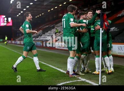 Sheffield Wednesday Spieler feiern, nachdem Mannschaftskollege Jordan Rhodes (rechts, teilweise blockiert) während des Sky Bet Championship-Spiels im Vitality Stadium, Bournemouth, das zweite Tor ihrer Mannschaft erzielt hat. Bilddatum: Dienstag, 2. Februar 2021. Stockfoto