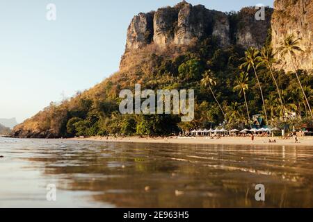 Luxuriöser Pai Plong Strand in der Nähe von Ao Nang, Thailand Stockfoto