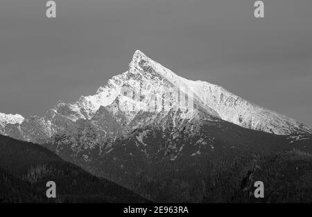 Erstaunliche Berglandschaft Krivan Gipfel (2494m) Symbol der Slowakei in der Hohen Tatra, Slowakei Stockfoto