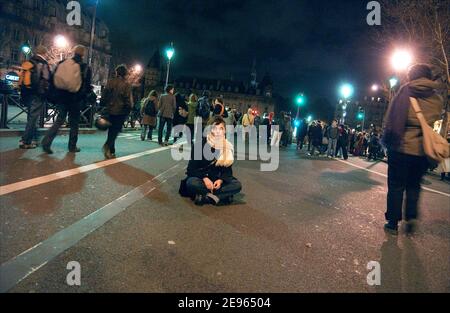 Studenten haben am 9. März 2006 am Boulevard Saint Germain in Paris, Frankreich, eine Straßensperre eingerichtet, um gegen den umstrittenen Jugendarbeitsplan der Regierung, den ersten Arbeitsvertrag (CPE), zu protestieren. Vor dieser Aktion machten sie eine Sitzung vor der Sorbonne Universität. Foto von Axelle de Russe/ABACAPRESS.COM Stockfoto