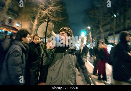 Studenten haben am 9. März 2006 am Boulevard Saint Germain in Paris, Frankreich, eine Straßensperre eingerichtet, um gegen den umstrittenen Jugendarbeitsplan der Regierung, den ersten Arbeitsvertrag (CPE), zu protestieren. Vor dieser Aktion machten sie eine Sitzung vor der Sorbonne Universität. Foto von Axelle de Russe/ABACAPRESS.COM Stockfoto