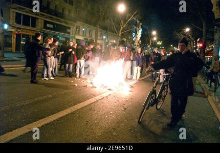 Studenten haben am 9. März 2006 am Boulevard Saint Germain in Paris, Frankreich, eine Straßensperre eingerichtet, um gegen den umstrittenen Jugendarbeitsplan der Regierung, den ersten Arbeitsvertrag (CPE), zu protestieren. Vor dieser Aktion machten sie eine Sitzung vor der Sorbonne Universität. Foto von Axelle de Russe/ABACAPRESS.COM Stockfoto