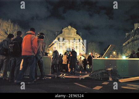 Studenten haben am 9. März 2006 am Boulevard Saint Germain in Paris, Frankreich, eine Straßensperre eingerichtet, um gegen den umstrittenen Jugendarbeitsplan der Regierung, den ersten Arbeitsvertrag (CPE), zu protestieren. Vor dieser Aktion machten sie eine Sitzung vor der Sorbonne Universität. Foto von Axelle de Russe/ABACAPRESS.COM Stockfoto