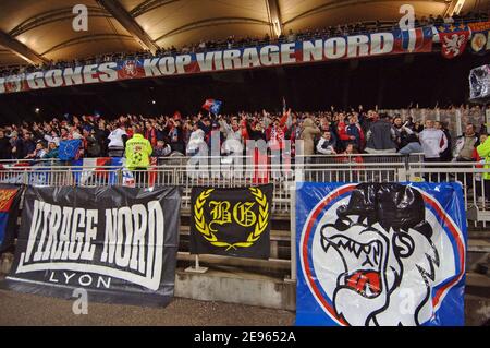 Atmosphäre während des UEFA Champions League Spiels, Olympic Lyonnais gegen PSV Eindhoven im stade Gerland in Lyon, Frankreich am 8. März 2006. Olympic Lyonnais gewann 4:0. Foto von Stephane Kempinaire/Cameleon/ABACAPRESS.COM Stockfoto