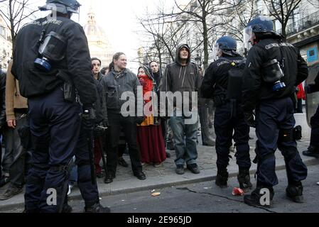 Studenten haben am 12. März 2006 in Paris, Frankreich, eine Straßensperre auf dem Boulevard Saint-Germain eingerichtet, um gegen den umstrittenen Jugendarbeitsplan der Regierung, den ersten Arbeitsvertrag (CPE), zu protestieren. Vor dieser Aktion machten sie eine Sitzung vor der Sorbonne Universität. Foto von Mehdi Taamallah/ABACAPRESS.COM Stockfoto