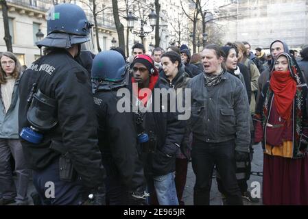 Studenten haben am 12. März 2006 in Paris, Frankreich, eine Straßensperre auf dem Boulevard Saint-Germain eingerichtet, um gegen den umstrittenen Jugendarbeitsplan der Regierung, den ersten Arbeitsvertrag (CPE), zu protestieren. Vor dieser Aktion machten sie eine Sitzung vor der Sorbonne Universität. Foto von Mehdi Taamallah/ABACAPRESS.COM Stockfoto