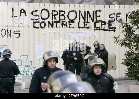 Französische Studenten haben am 13. März 2006 in der Rue des ecoles in der Nähe der Universität Sorbonne in Paris, Frankreich, eine Straßensperre eingerichtet, um gegen den umstrittenen Jugendarbeitsplan der Regierung, den ersten Arbeitsvertrag (CPE), zu protestieren. Vor dieser Aktion haben sie eine Sitzung vor dem College de France. Foto von Mousse-Taamallah/ABACAPRESS.COM Stockfoto