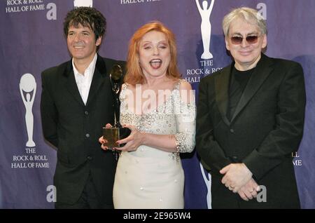 Die Inka Blondie und die Leadsängerin Deborah Harry posieren im Pressesaal des 21. Jährlichen Rock & Roll Hall of Fame Induction Dinner, das am 13. März 2006 im Waldorf Astoria in New York, NY, USA, stattfand. Foto von Donna ward/ABACAPRESS.COM Stockfoto