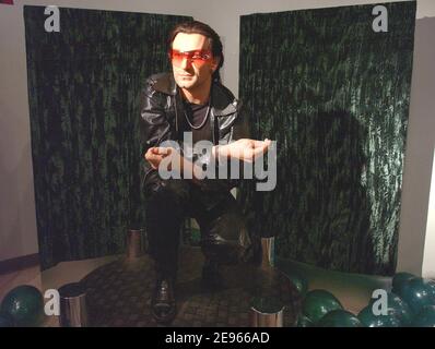 U2-Leadsänger Bono lässt seine Wachsfigur in einem grünen Meer enthüllen, um am Donnerstag, den 16. März 2006, im Wachsmuseum von Madame Tussaud in New York den St. Patrick's Day zu feiern. Foto von Nicolas Khayat/ABACAPRESS.COM Stockfoto