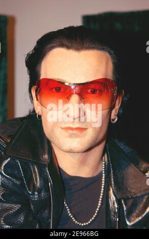 U2-Leadsänger Bono lässt seine Wachsfigur in einem grünen Meer enthüllen, um am Donnerstag, den 16. März 2006, im Wachsmuseum von Madame Tussaud in New York den St. Patrick's Day zu feiern. Foto von Nicolas Khayat/ABACAPRESS.COM Stockfoto