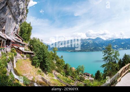 Schöne Aussicht von der Beatus-Höhle auf den türkisfarbenen Thunersee, Schweiz Stockfoto