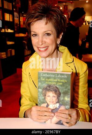 Die französische Journalistin Catherine Laborde wirbt für ihr Buch "Le Mauvais Temps N'Existe pas" während der Pariser Buchmesse "Le Salon Du Livre", die am 19. März 2006 an der Porte de Versailles in Paris stattfand. Foto von Bruno Klein/ABACAPRESS.COM Stockfoto