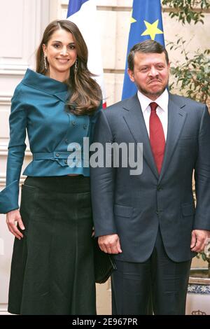 König Abdullah II. Von Jordanien und seine Frau Königin Rania treffen sich am 20. März 2006 mit dem französischen Präsidenten Jacques Chirac und seiner Frau Bernadette im Elysees Palace in Paris. Foto von Nebinger-Orban/ABACAPRESS.COM Stockfoto