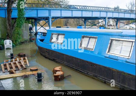 Cookham, Berkshire, Großbritannien. Februar 2021. Hoher Wasserstand unter der Cookham Bridge. In Cookham gibt es einen Hochwasser-Alarm, da die Themse an ihren Ufern platzt. Die B4447 Straße über Cookham Moor wurde wegen Überflutung gesperrt. Die Umweltagentur war heute dabei, die Abflüsse auszupumpen. Quelle: Maureen McLean/Alamy Live News Stockfoto