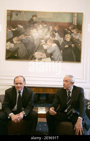 Der französische Bildungsminister Gilles de Robien und Francois Goulard treffen sich am 24. märz 2006 in seinem Ministerium in Paris mit der Studentenorganisation FAGE, UNI, PDE, um über den CPE-Vertrag zu sprechen. Foto von Mousse/ABACAPRESS.COM Stockfoto