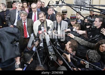 Die Gewerkschafter Bernard Thibault (CGT) (R), Francois Chereque (C), Jean-Claude Mailly (FO) (L), Jacques Voisin (2. Reihe L) (CFTC) und Jean-Marc Icard (2. Reihe C) (CFE-CGC) antworten Journalisten beim Verlassen eines Treffens mit dem französischen Premierminister Dominique de Villepin in Paris, Frankreich, 24. März 2006. Der Premierminister traf sich mit den Gewerkschaften für etwas mehr als eine Stunde, wobei beide Seiten sich weigerten, irgendeinen Boden abzutreten. Die Gewerkschaften sagen, dass sie keine Gespräche mit der Regierung führen werden, wenn das Gesetz nicht aufgehoben wird. De Villlepin hat gesagt, dass er das Gesetz nicht zurückziehen, aussetzen oder ändern wird. Foto von Mehdi Taamallah/ABACAPRESS.COM Stockfoto