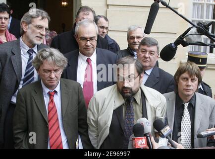 Die Gewerkschafter Bernard Thibault (CGT) (R), Francois Chereque (C), Jean-Claude Mailly (FO) (L), Jacques Voisin (2. Reihe L) (CFTC) und Jean-Marc Icard (2. Reihe C) (CFE-CGC) antworten Journalisten beim Verlassen eines Treffens mit dem französischen Premierminister Dominique de Villepin in Paris, Frankreich, 24. März 2006. Der Premierminister traf sich mit den Gewerkschaften für etwas mehr als eine Stunde, wobei beide Seiten sich weigerten, irgendeinen Boden abzutreten. Die Gewerkschaften sagen, dass sie keine Gespräche mit der Regierung führen werden, wenn das Gesetz nicht aufgehoben wird. De Villlepin hat gesagt, dass er das Gesetz nicht zurückziehen, aussetzen oder ändern wird. Foto von Mehdi Taamallah/ABACAPRESS.COM Stockfoto