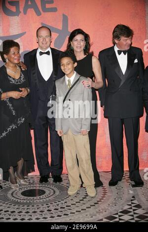 Prinz Albert II. Und Prinzessin Caroline von Monaco, mit Chanel, und ihr Ehemann Ernst-August von Hannover, abgebildet auf dem Rosenball 2006, der am 25. März 2006 im Monte-Carlo Sporting Club in Monaco stattfand. Foto von Nebinger-Orban/ABACAPRESS.COM Stockfoto