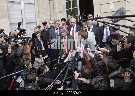 Die Gewerkschaftsführer Bernard Thibault (CGT) (R), Francois Chereque (C), Jean-Claude Mailly (FO) (L), Jacques Voisin (2. Reihe L) (CFTC) und Jean-Marc Icard (2. Reihe C) (CFE-CGC) antworten Journalisten beim Verlassen eines Treffens mit dem französischen Premierminister Dominique de Villepin in Paris, Frankreich, 24. März 2006. Der Premierminister traf sich mit den Gewerkschaften für etwas mehr als eine Stunde, wobei beide Seiten sich weigerten, irgendeinen Boden abzutreten. Die Gewerkschaften sagen, dass sie keine Gespräche mit der Regierung führen werden, wenn das Gesetz nicht aufgehoben wird. De Villlepin hat gesagt, dass er das Gesetz nicht zurückziehen, aussetzen oder ändern wird. Foto von Mehdi Taamallah/ABACAPRES Stockfoto