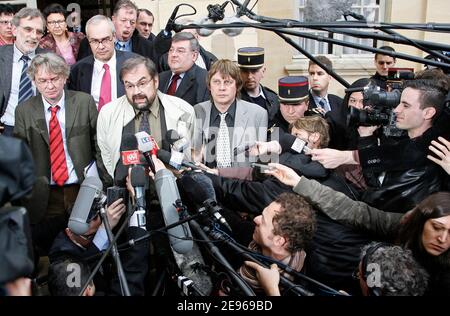 Die Gewerkschafter Bernard Thibault (CGT) (R), Francois Chereque (C), Jean-Claude Mailly (FO) (L), Jacques Voisin (2. Reihe L) (CFTC) und Jean-Marc Icard (2. Reihe C) (CFE-CGC) antworten Journalisten bei einem Treffen mit dem französischen Premierminister Dominique de Villepin in Paris, Frankreich, 24. März 2006. Der Premierminister traf sich mit den Gewerkschaften für etwas mehr als eine Stunde, wobei beide Seiten sich weigerten, irgendeinen Boden abzutreten. Die Gewerkschaften sagen, dass sie keine Gespräche mit der Regierung führen werden, wenn das Gesetz nicht aufgehoben wird. De Villlepin hat gesagt, dass er das Gesetz nicht zurückziehen, aussetzen oder ändern wird. Foto von Mehdi Taamallah/ABACAPRESS.COM Stockfoto