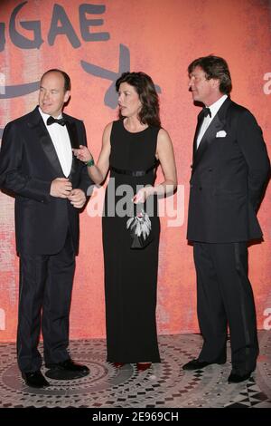 Prinz Albert II. Und Prinzessin Caroline von Monaco, mit Chanel, und ihr Ehemann Ernst-August von Hannover, abgebildet auf dem Rosenball 2006, der am 25. März 2006 im Monte-Carlo Sporting Club in Monaco stattfand. Foto von Nebinger-Orban/ABACAPRESS.COM Stockfoto