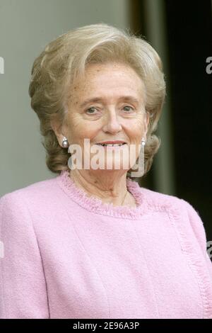 Die französische First Lady Bernadette Chirac posiert am 27. März 2006 vor dem Elysee-Palast in Frankreich. Foto von Nebinger-Orban/ABACAPRESS.COM Stockfoto