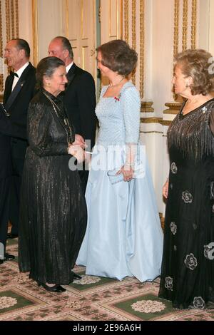 Die ehemalige Gesundheitsministerin Simone Veil, Königin Sophia von Spanien, First Lady Bernadette Chirac, Präsident Jacques Chirac und König Juan Carlos von Spanien, aufgenommen Minuten vor dem Galadinner im Elysee-Palast, Paris, am 27. März 2006, im Rahmen des 3-tägigen Staatsbesuchs der spanischen Königsfamilie in Frankreich. Foto von Nebinger-Orban/ABACAPRESS.COM Stockfoto