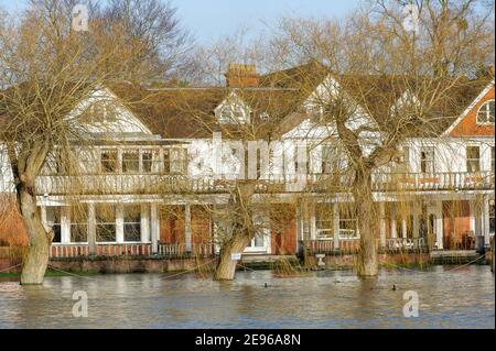 Cookham, Berkshire, Großbritannien. Februar 2021. Die Themse ist für dieses Hotel am Flussufer etwas zu nah für Komfort. In Cookham gibt es einen Hochwasser-Alarm, da die Themse an ihren Ufern platzt. Die Umweltagentur war heute dabei, die Abflüsse auszupumpen. Quelle: Maureen McLean/Alamy Live News Stockfoto