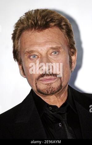 Der französische Sänger und Schauspieler Johnny Hallyday nimmt an der Premiere von 'Jean-Philippe' unter der Regie von Laurent TUEL Teil, die am 28. März 2006 im UGC Normandy Theatre in Paris, Frankreich, stattfand. Foto von Klein-Gouhier/ABACAPRESS.COM Stockfoto