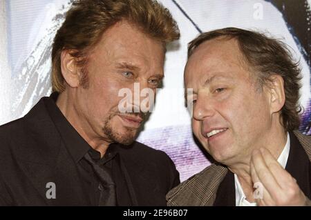 Stars des Films der französische Sänger Johnny Hallyday und Fabrice Luchini nehmen an der Premiere von "Jean-Philippe" unter der Regie von Laurent TUEL Teil, die am 28. März 2006 im UGC Normandy Theatre in Paris, Frankreich, stattfand. Foto von Klein-Gouhier/ABACAPRESS.COM Stockfoto