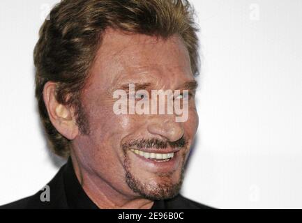 Der französische Sänger und Schauspieler Johnny Hallyday nimmt an der Premiere von 'Jean-Philippe' unter der Regie von Laurent TUEL Teil, die am 28. März 2006 im UGC Normandy Theatre in Paris, Frankreich, stattfand. Foto von Klein-Gouhier/ABACAPRESS.COM Stockfoto