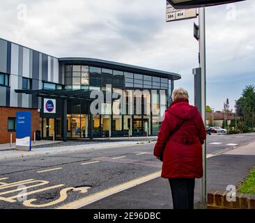 Patientin außerhalb der Krebs-Klinik. Stockfoto