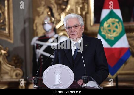 (210202) -- ROM, 2. Februar 2021 (Xinhua) -- der italienische Präsident Sergio Mattarella spricht am 2. Februar 2021 im Quirinale-Palast in Rom, Italien, zu den Medien. Der italienische Präsident Sergio Mattarella sagte am Dienstag, er werde eine neutrale, überparteiliche Persönlichkeit ernennen, die eine Regierung bilden soll, die das Land durch die Coronavirus-Pandemie lenken soll, nachdem Sondierungsgespräche zur Neuzusammensetzung der vorherigen Regierung gescheitert sind. (Pool über Xinhua) Stockfoto