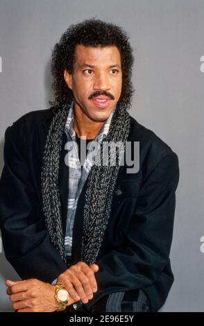 BIRMINGHAM, ENGLAND - MAR 16, 1987: Lionel Richie während der "Dancing on the ceiling Tour ‘live auf der Bühne in Birmingham. Stockfoto