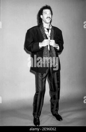 BIRMINGHAM, ENGLAND - MAR 16, 1987: Lionel Richie während der "Dancing on the ceiling Tour ‘live auf der Bühne in Birmingham. Stockfoto