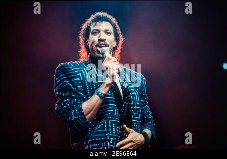 BIRMINGHAM, ENGLAND - MAR 16, 1987: Lionel Richie während der "Dancing on the ceiling Tour ‘live auf der Bühne in Birmingham. Stockfoto