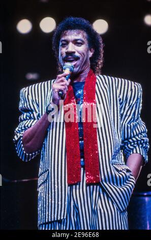 BIRMINGHAM, ENGLAND - MAR 16, 1987: Lionel Richie während der "Dancing on the ceiling Tour ‘live auf der Bühne in Birmingham. Stockfoto