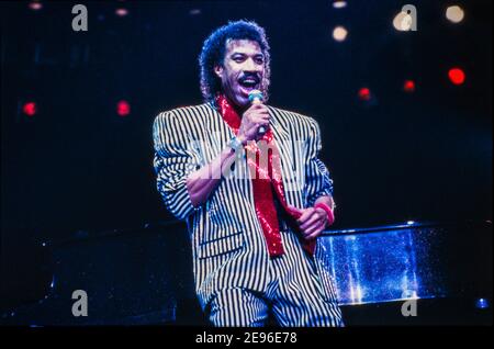 BIRMINGHAM, ENGLAND - MAR 16, 1987: Lionel Richie während der "Dancing on the ceiling Tour ‘live auf der Bühne in Birmingham. Stockfoto