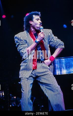 BIRMINGHAM, ENGLAND - MAR 16, 1987: Lionel Richie während der "Dancing on the ceiling Tour ‘live auf der Bühne in Birmingham. Stockfoto