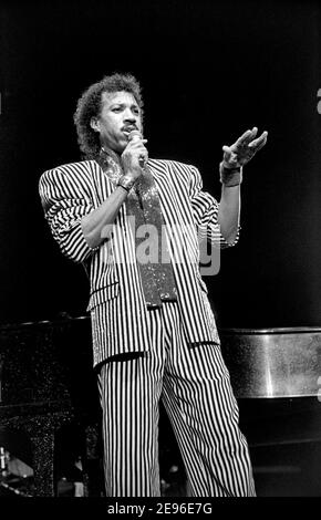 BIRMINGHAM, ENGLAND - MAR 16, 1987: Lionel Richie während der "Dancing on the ceiling Tour ‘live auf der Bühne in Birmingham. Stockfoto