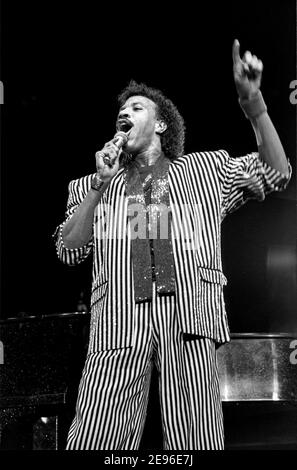 BIRMINGHAM, ENGLAND - MAR 16, 1987: Lionel Richie während der "Dancing on the ceiling Tour ‘live auf der Bühne in Birmingham. Stockfoto