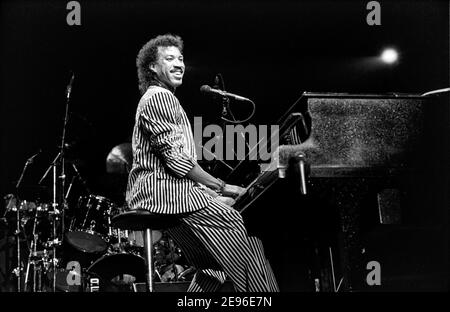 BIRMINGHAM, ENGLAND - MAR 16, 1987: Lionel Richie während der "Dancing on the ceiling Tour ‘live auf der Bühne in Birmingham. Stockfoto