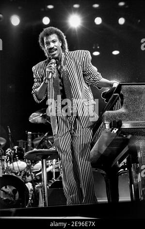 BIRMINGHAM, ENGLAND - MAR 16, 1987: Lionel Richie während der "Dancing on the ceiling Tour ‘live auf der Bühne in Birmingham. Stockfoto