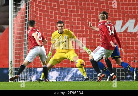 Daniel James (links) von Manchester United erzielt beim Premier League-Spiel in Old Trafford, Manchester, das neunte Tor des Spiels ihrer Seite. Bilddatum: Dienstag, 2. Februar 2021. Stockfoto