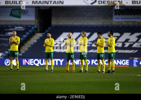 The Den, Bermondsey, London, Großbritannien. Februar 2021. English Championship Football, Millwall Football Club gegen Norwich City; Spieler von Norwich City applaudieren in Tribut an Kapitän Sir Tom Moore, der heute im Alter von 100 Jahren verstorben ist.Credit: Action Plus Sports/Alamy Live News Stockfoto