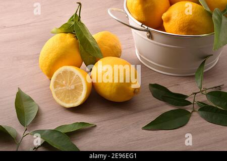 Korb voller Zitronen auf hölzernen Küchenbank isoliert Hintergrund. Erhöhte Ansicht. Horizontale Zusammensetzung. Stockfoto