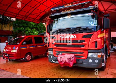 Feuerwehr in Malaysia. Moderner Feuerwehrwagen. Langkawi, Malaysia - 07.18.2020 Stockfoto